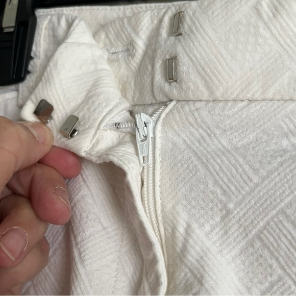 White House Black Market White Textured Short Chino Shorts Mid Rise Size 4 - Picture 3 of 7